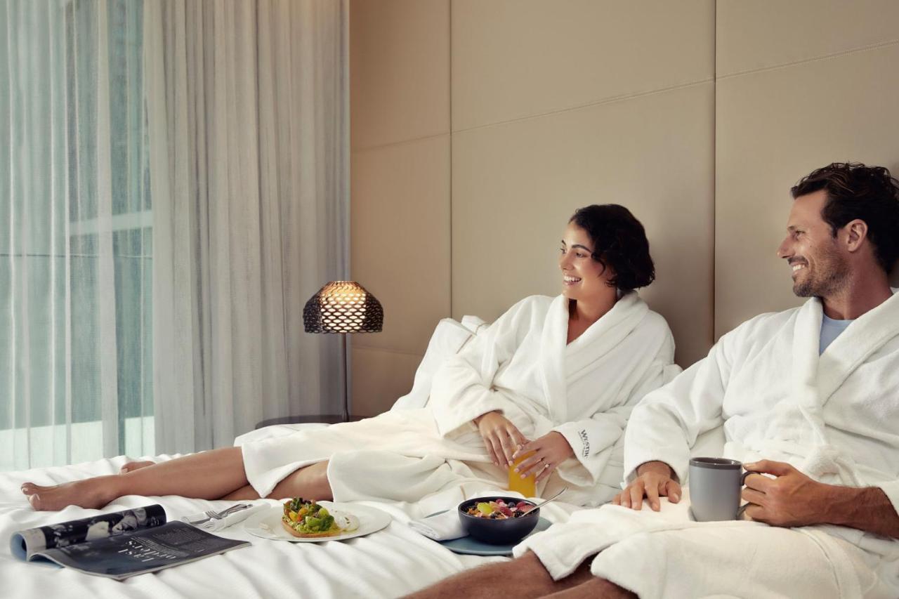 Hotel The Westin Brisbane Exterior foto A couple wearing bathrobes