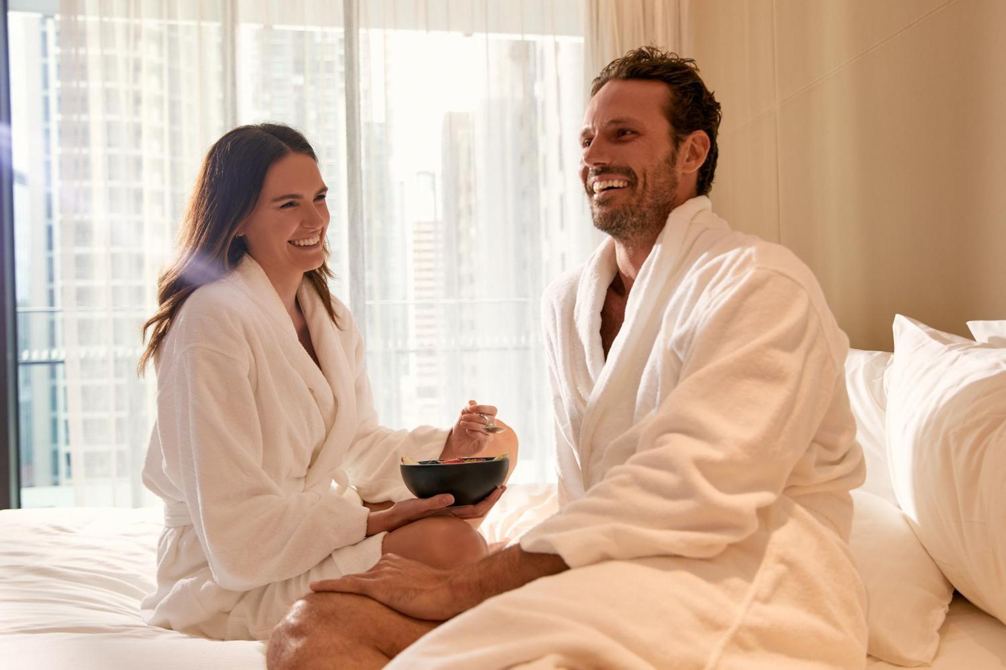 Hotel The Westin Brisbane Exterior foto A couple wearing bathrobes